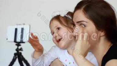 快乐微笑的母婴博主为社交网络制作视频，并通过摄像头录制视频