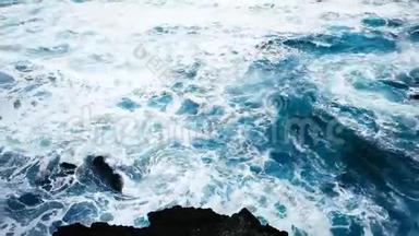 蓝色的海白色的泡沫潮气浪