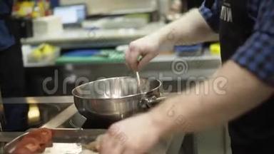 厨房炒锅专业厨师特写.. 行动。 烹饪厨师用油炸食品熏制