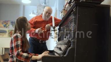 漂亮女孩为爷爷弹钢琴