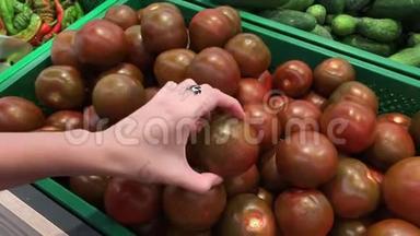 买家在超市选择黑王子西红柿。