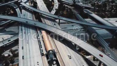 <strong>美国洛杉矶</strong>一个大型高速公路交叉口的无人机航景图，该交叉口和桥梁系统复杂。