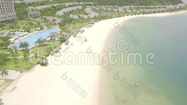 热带海滩豪华度假酒店，可观看游泳池无人机景观。 空中景观旅游度假酒店