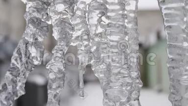 冬季背景上有水晶纹理的冰柱。 库存录像。 <strong>水滴</strong>从清澈的地方<strong>落下</strong>