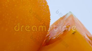 用一小部分水滴对整个大黄番茄进行宏观拍摄。 在转盘上慢慢旋转