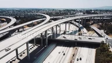 无人机在<strong>美国洛杉矶</strong>的雄伟的普雷格森法官高速公路立交桥周围飞行，汽车在多个层次上。