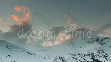 格鲁吉亚。 卡兹别克山的山顶在日落的冬季夜晚。 美丽的格鲁吉亚景观