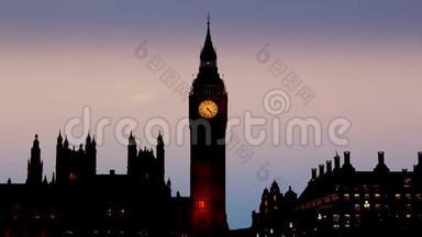 晚上观看威斯敏斯特大桥和伦敦的大本钟。