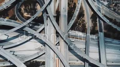 在<strong>美国洛杉矶</strong>，通过令人难以置信的复杂多层公路立交桥的顶部景观锁定镜头。