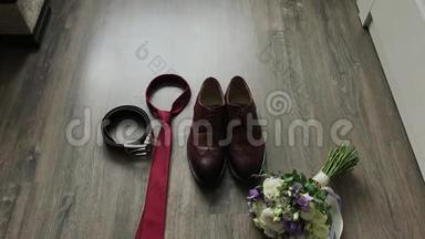 漂亮男人的婚礼配饰。 鞋子，戒指，花<strong>束</strong>，<strong>腰带</strong>和领带。
