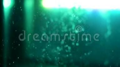 背景上有绿色灯的鼓泡<strong>水</strong>侧面视图。 框架。 空气<strong>气泡</strong>在<strong>水</strong>下的空鱼<strong>水</strong>族馆。