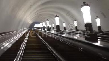 从地铁的自动扶梯下经过灯。 昏暗的灯光