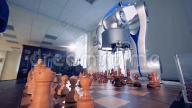 人类和机器人相互下棋的时间推移画面