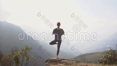 做瑜伽的<strong>女人</strong>。 山崖上的树姿
