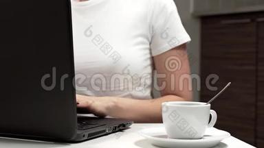 女人在工作场所<strong>用</strong>笔记本<strong>电脑</strong>工作，喝咖啡，在<strong>办公室</strong>工作，<strong>用</strong>笔记本<strong>电脑</strong>打字，喝咖啡