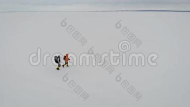 两名徒步旅行者在未触及的雪景中漫步的鸟瞰图。 旅行旅行、旅行、旅行、旅行、旅行、风景