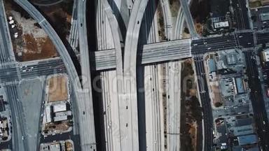 美丽的无人机天桥以上的大型公路<strong>枢纽</strong>立交，复杂的结构多条道路和天桥。