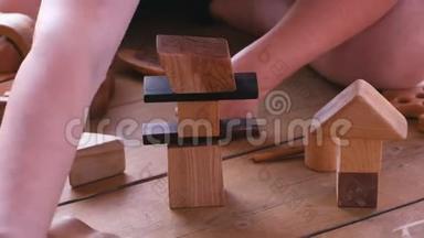 女人正在用木块建造一座塔。 特写双手。
