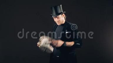 一个男巫正在玩牌，把牌变成帽子