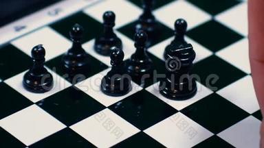 白色的<strong>棋子</strong>排在所有的黑色<strong>棋子</strong>上，理想的镜头代表着整合、暴力和问题
