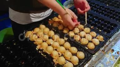 在传统的日本街头<strong>美食节</strong>上包饺子