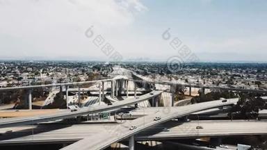 无人机在洛杉矶的<strong>史诗级</strong>多<strong>级</strong>公路交叉口向前飞行，交通向四面八方移动。