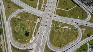交通枢纽的航空影像，交通十字路口的日景图