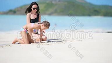 母亲和她的小<strong>女儿</strong>享受加勒比海海滩度假。 <strong>一家人</strong>在热带海滩玩沙