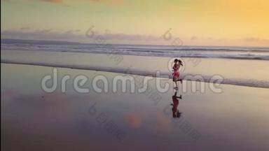 在日落海滩背光的跑步锻炼中，用无人驾驶飞机对迷人的亚洲运动跑步女子进行空中淘洗