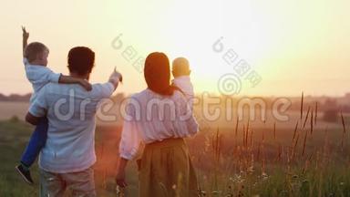 一个大幸福的家庭在黎明，迎接太阳。 理念-希望、<strong>信念</strong>和乐观
