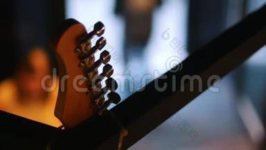 电吉他脖子挂在吧台的墙上.. 弦乐器。