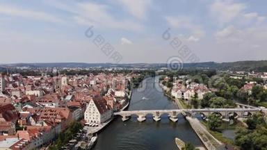 飞越多瑙河，直线<strong>前行</strong>一座石桥和情侣桥，4K.. 德国雷根斯堡的鸟瞰图