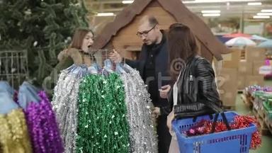 一群朋友在一家超市选择圣诞装饰，金属和<strong>流光</strong>。