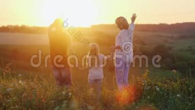 年轻精力充沛的母亲和孩子们一起跳跃，享受着夕阳的最后一缕阳光