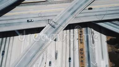 无人机飞越Pregerson法官高速公路公路路口复杂结构的多层桥梁和天桥。