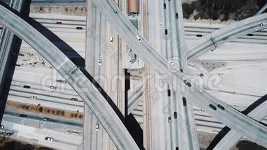 令人难以置信的空中射击在洛杉矶，美国的一个大高<strong>速</strong>公路交叉口，交<strong>通</strong>快<strong>速通</strong>过许多道路天桥。
