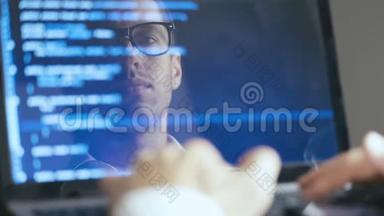 在笔记本电脑上<strong>工作</strong>的戴眼镜的人黑客程序员的双曝光镜头。 监视器中的<strong>反思</strong>：开发人员写