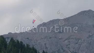 滑翔伞飞行在多洛米蒂山脉和森林