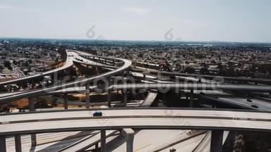 无人机直接飞越洛杉矶多个层次的<strong>史诗级</strong>公路交叉口与复杂的立交桥。