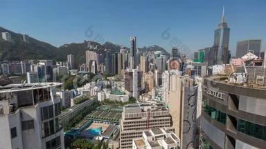 香港-2018年5月：白天到晚上天台时间从上面看湾仔市区。