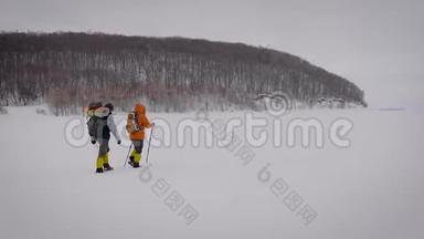 人们在雪地里探索森林的背景