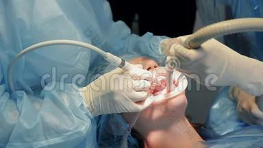 牙科医生和助理进行牙齿美白手术
