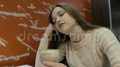 一个<strong>悲伤</strong>的女孩坐在咖啡馆里。 她<strong>悲伤</strong>地等着她的男朋友。