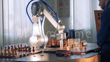 电子机器人在虚拟电子棋盘上移动棋子。