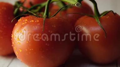 成熟的西红柿和<strong>水滴</strong>在桌<strong>子</strong>上。 成熟的红西红柿，有绿色的茎和<strong>水滴</strong>在木头上