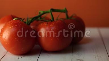 成熟的西红柿和<strong>水滴</strong>在桌子上。 成熟的红西红柿，有绿色的茎和<strong>水滴</strong>在木头上