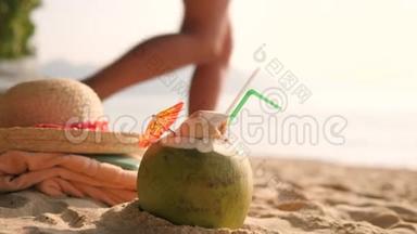 海滩上的年轻旅游女孩在沙滩上扔帽子，在海中奔跑赤脚游泳。 4K，慢动作。 泰国普吉岛。