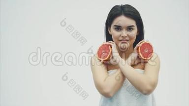 一位美丽的<strong>年</strong>轻女子站在看镜头的肖像。 用水果和<strong>口罩</strong>照顾你的身体