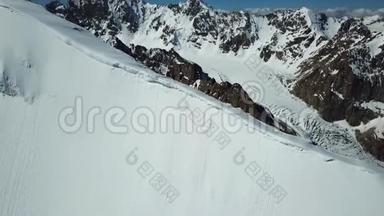 雪崖和几个人.. 峰顶，一览蓝天群山..