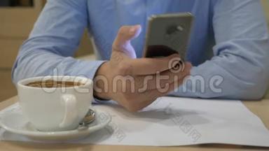 在咖啡屋里用<strong>手机输入</strong>信息的人。 特写镜头。 4K